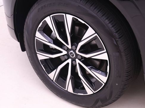 Certified 2025 Volvo XC60 B5 Core AWD/4WD image 22