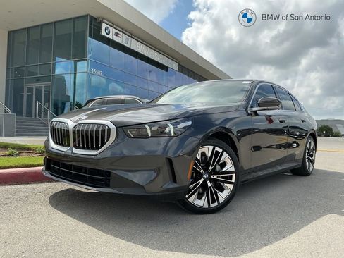 Used 2025 BMW 530i w/ Premium Package RWD image 1