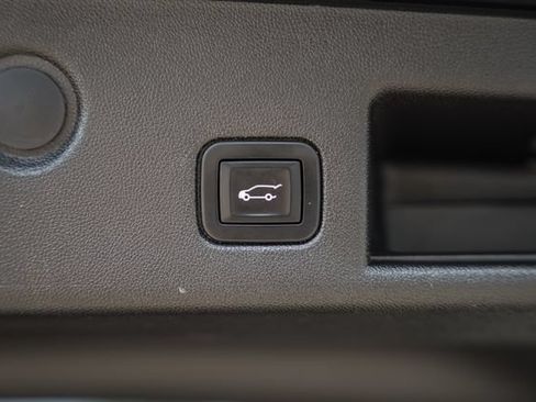 Used 2018 Chevrolet Equinox Premier FWD image 11