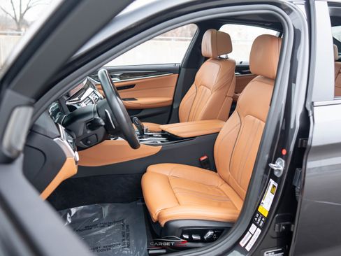 Used 2019 BMW M550i xDrive image 16