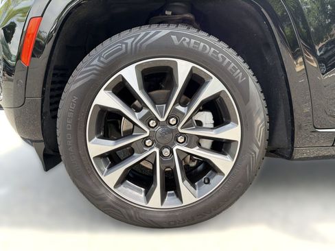 Used 2022 Jeep Grand Cherokee Overland w/ Luxury Tech Group IV AWD/4WD image 13