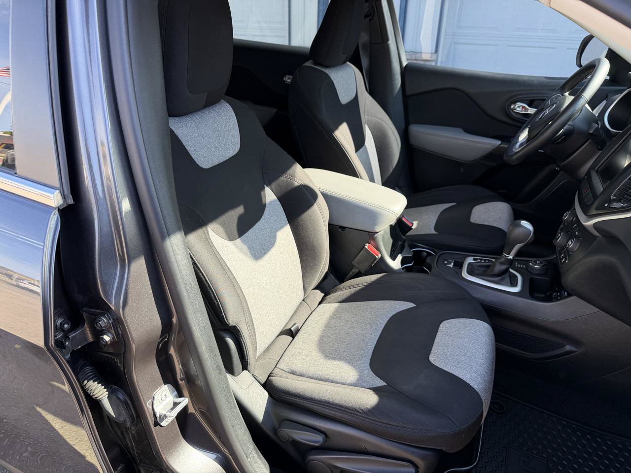 Used 2014 Jeep Cherokee Latitude w/ Cold Weather Group AWD/4WD image 18