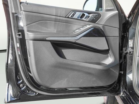 Used 2025 BMW X7 xDrive40i w/ M Sport Package image 25