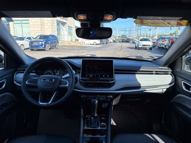 Used 2023 Jeep Compass Latitude AWD/4WD image 24
