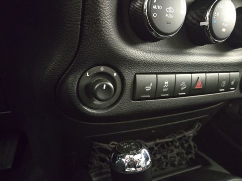 Used 2015 Jeep Wrangler Unlimited Sahara AWD/4WD image 24