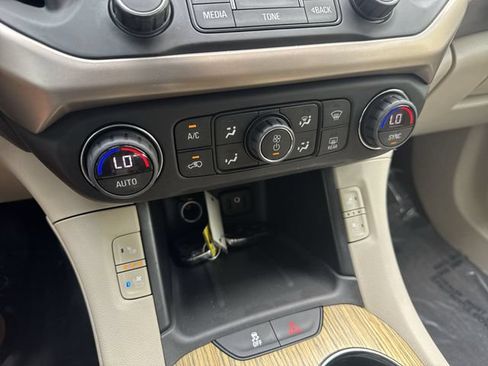 Used 2018 GMC Acadia Denali w/ Technology Package FWD image 26
