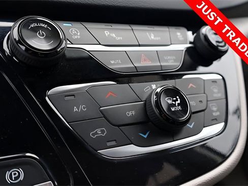 Used 2024 Chrysler Pacifica Touring-L image 40