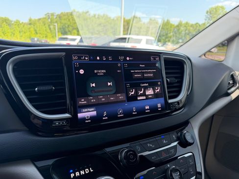 Used 2022 Chrysler Pacifica Touring-L FWD image 21