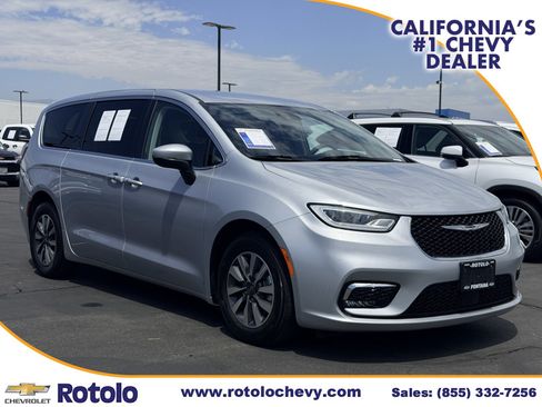 Used 2023 Chrysler Pacifica Touring-L FWD image 1