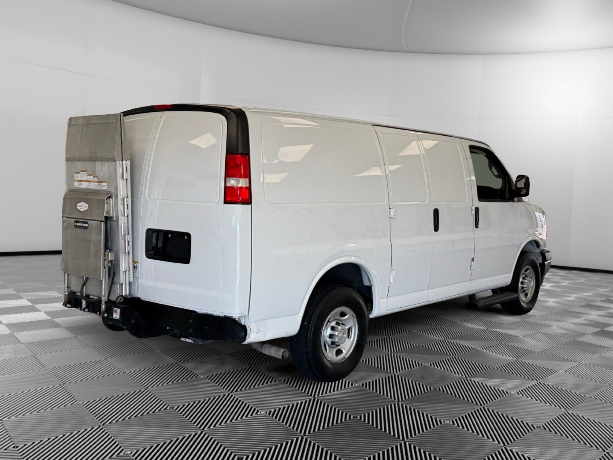 Used 2019 Chevrolet Express 2500 RWD image 8