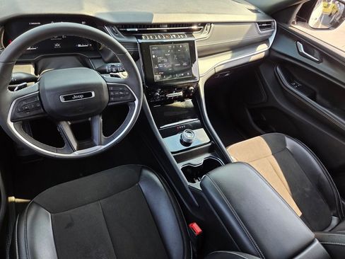 Used 2023 Jeep Grand Cherokee Altitude image 7