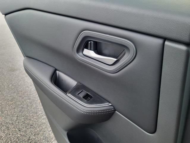 Used 2026 Nissan Rogue SV FWD image 18
