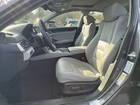 Used 2018 Honda Accord Touring image 9