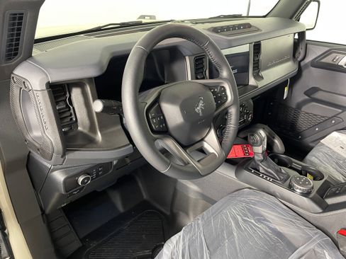New 2025 Ford Bronco Badlands w/ Sasquatch Package AWD/4WD image 2