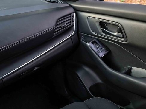 Certified 2025 Nissan Rogue S image 17