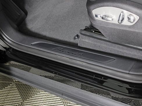 Certified 2026 Porsche Macan AWD/4WD image 17
