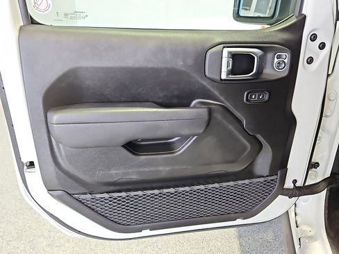 Used 2025 Jeep Wrangler Unlimited Rubicon AWD/4WD image 10