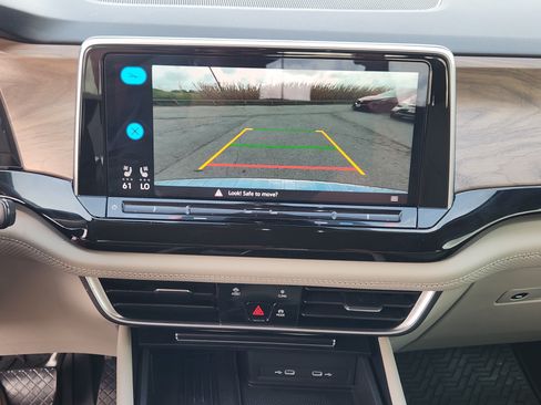 Used 2025 Volkswagen Atlas SE FWD image 18