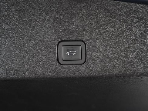 Used 2025 Cadillac XT6 Premium Luxury w/ Technology Package image 18