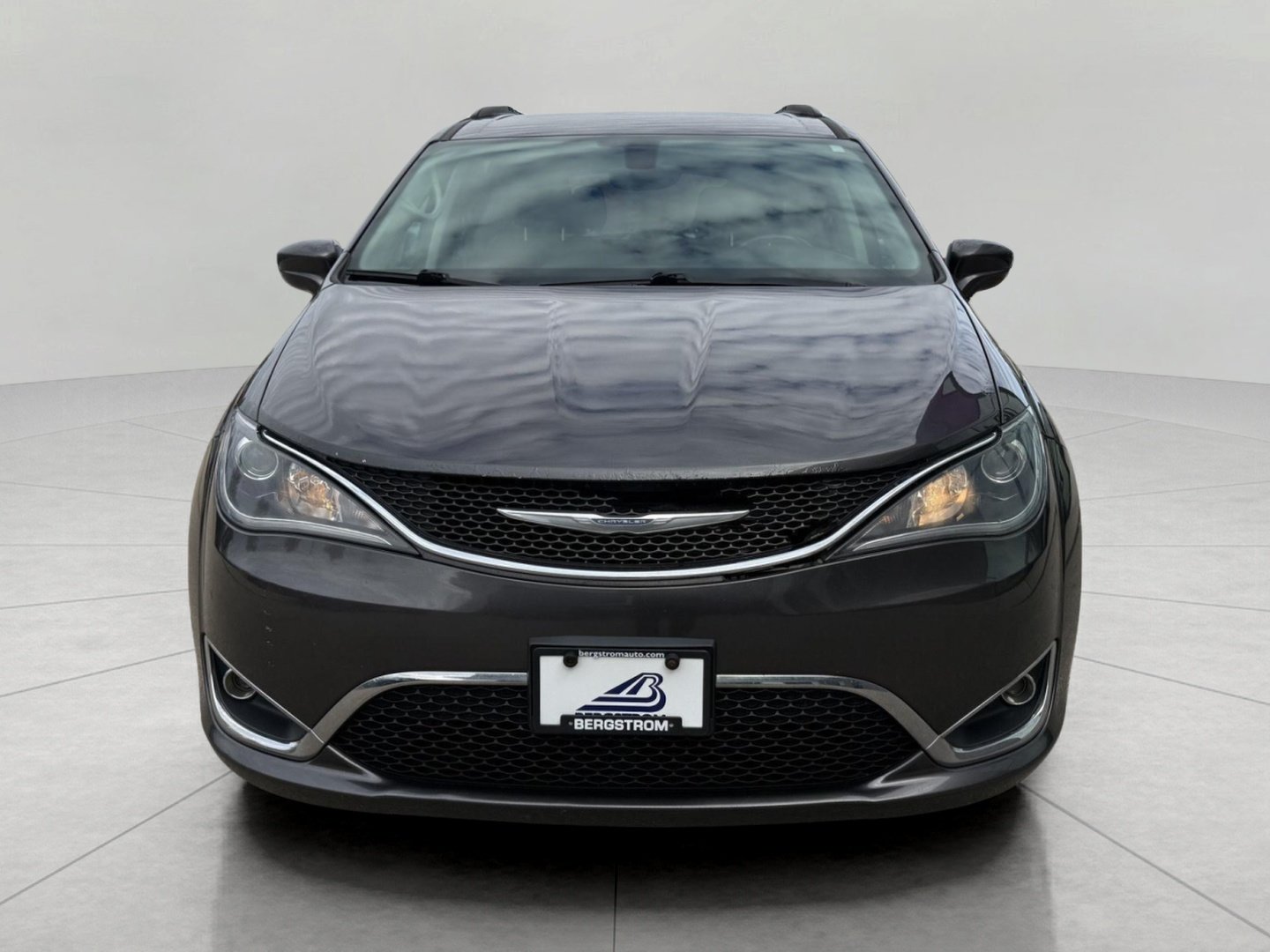 Used 2017 Chrysler Pacifica Touring-L w/ Tire & Wheel Group FWD image 4