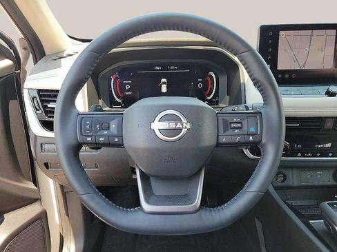 Used 2025 Nissan Rogue SL AWD/4WD image 19