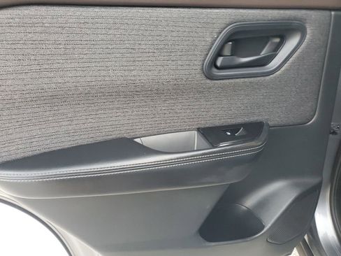 Used 2021 Nissan Rogue S image 40