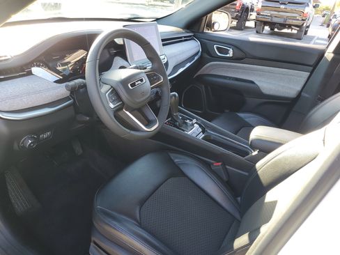 Used 2023 Jeep Compass Latitude image 14