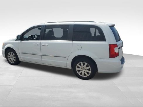 Used 2016 Chrysler Town & Country Touring FWD image 2