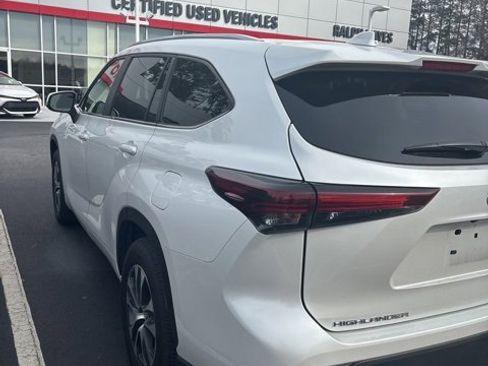 Used 2024 Toyota Highlander XLE image 4