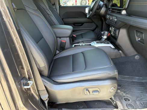Used 2025 Jeep Gladiator Sport AWD/4WD image 13