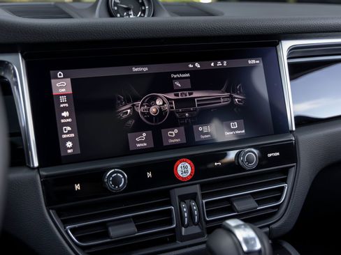 Certified 2025 Porsche Macan AWD/4WD image 35