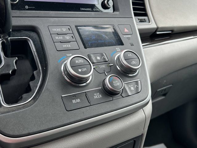 Used 2020 Toyota Sienna XLE FWD image 48