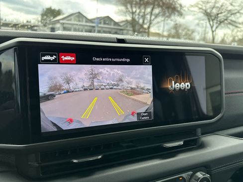 Used 2024 Jeep Gladiator Rubicon w/ Technology Group image 20