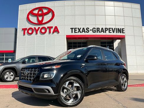 Used 2025 Hyundai Venue SEL image 2