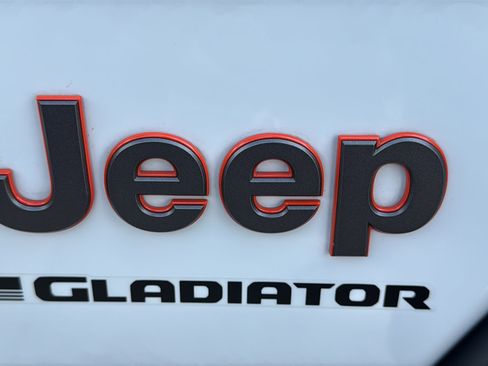 Used 2025 Jeep Gladiator Mojave w/ Safety Group image 15