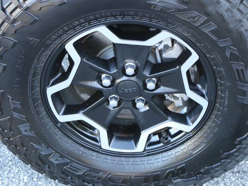 Used 2021 Jeep Gladiator Rubicon w/ Trailer Tow Package AWD/4WD image 13