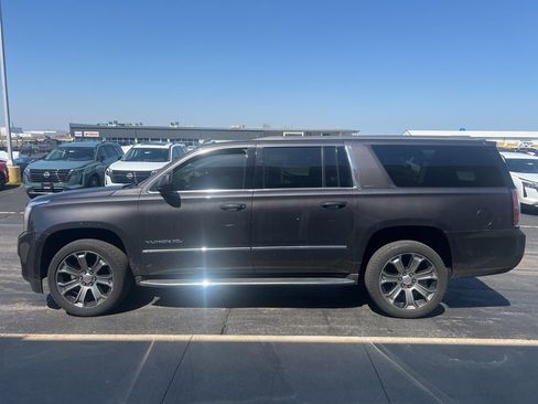 Used 2017 GMC Yukon XL SLT w/ Premium Edition AWD/4WD image 3