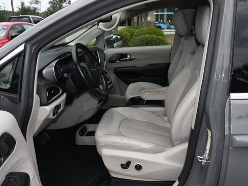 Used 2021 Chrysler Pacifica Touring-L FWD image 7