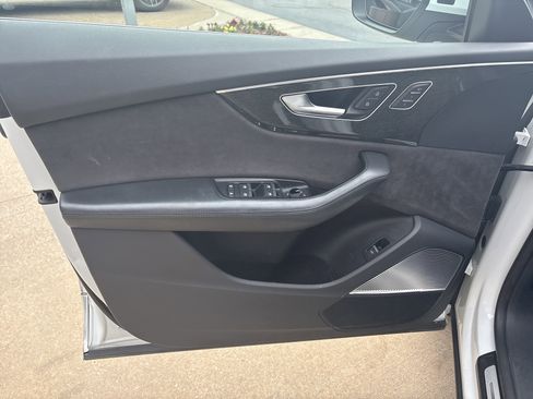 Used 2019 Audi Q8 Prestige w/ Luxury Package AWD/4WD image 14
