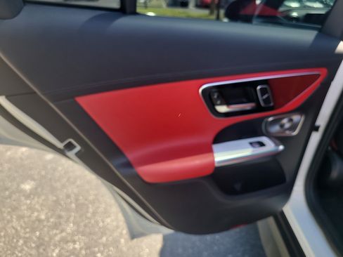 Used 2025 Mercedes-Benz GLC 300 4MATIC image 13