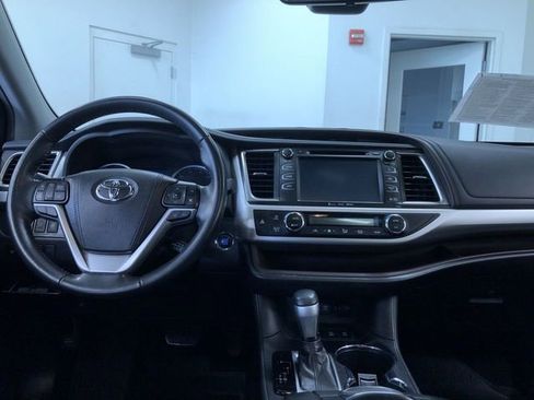 Used 2019 Toyota Highlander XLE AWD/4WD image 20