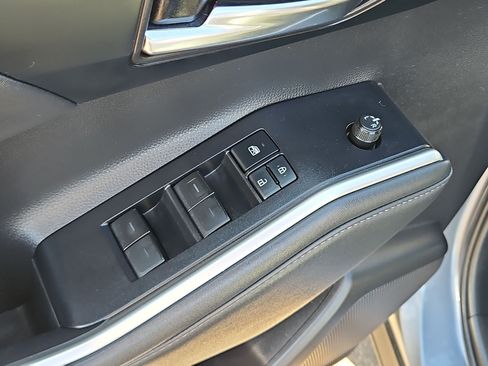 Used 2022 Toyota Highlander XLE FWD image 12