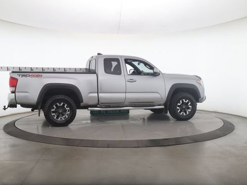 Used 2017 Toyota Tacoma SR5 AWD/4WD image 6