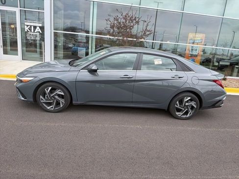 Used 2025 Hyundai Elantra SEL image 3