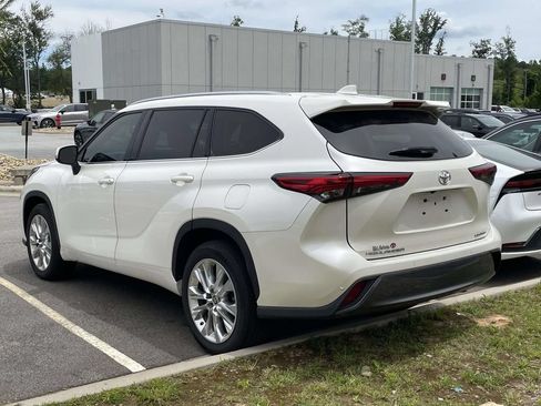 Used 2021 Toyota Highlander Limited FWD image 3
