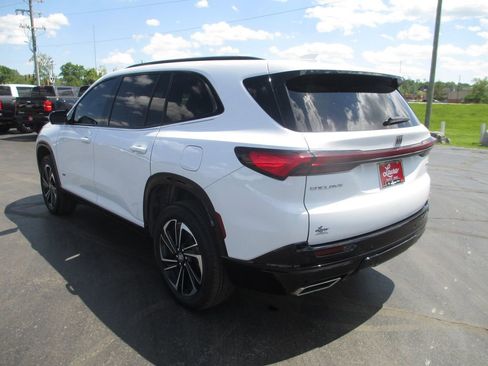 Certified 2025 Buick Enclave Sport Touring FWD image 9