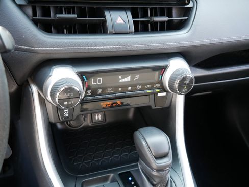 Used 2019 Toyota RAV4 LE w/ Carpet Mat Package AWD/4WD image 7
