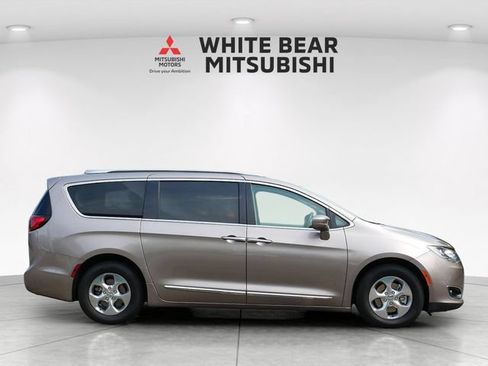 Used 2018 Chrysler Pacifica Touring-L FWD image 6