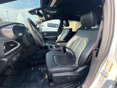 Used 2025 Chrysler Pacifica Select FWD image 5