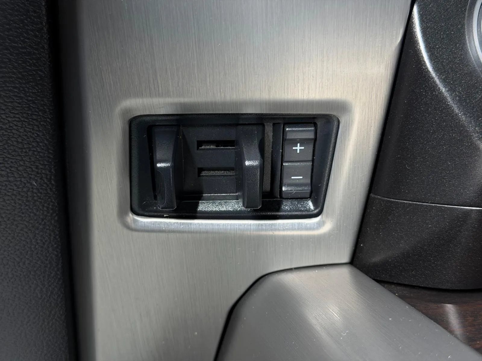 Used 2015 Ford F150 Platinum w/ Equipment Group 701A Luxury AWD/4WD image 35